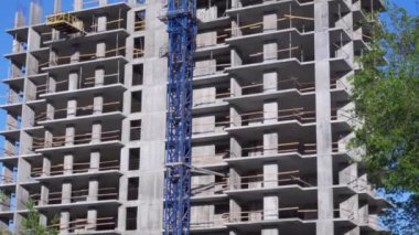 İnşaat halindeki çok katlı binanın küçük bir bölümü beton bloklardan oluşuyor..