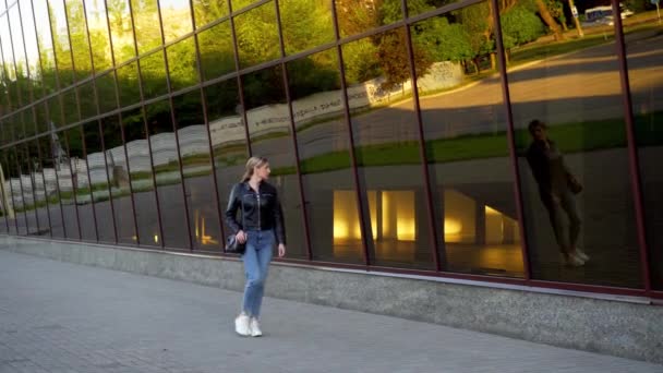 Mladá Žena Chodí Městě Pozadí Budovy Skla — Stock video