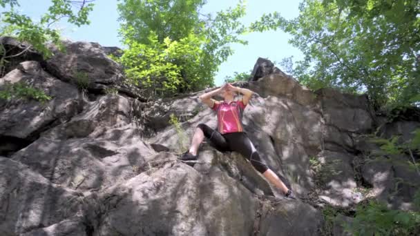 Giovane Donna Soddisfatta Sale Cima Alla Montagna Agita Mani Grida — Video Stock