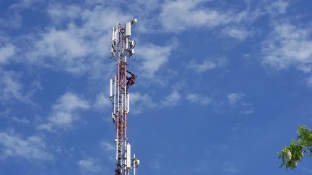 Sändande Mast Med Cellantenner Mot Blå Himmel Maskiningenjör Utför Felsökning — Stockvideo