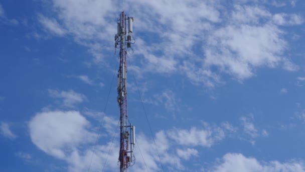 Инженер Мобильной Компании Обслуживает Мобильную Передающую Станцию Сотовой Связи Высотные — стоковое видео