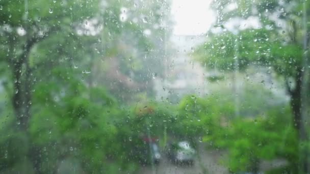 Regenwetter Vor Dem Fenster Wassertropfen Fließen Auf Das Glas Hintergrund — Stockvideo