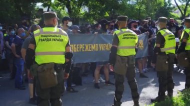 Zaporozhye, Ukrayna, 25 Haziran 2020. Ukrayna Ulusal Muhafız Teşkilatı protestocuları dizginliyor. Protesto mitingi. Polis düzeni sağlıyor..
