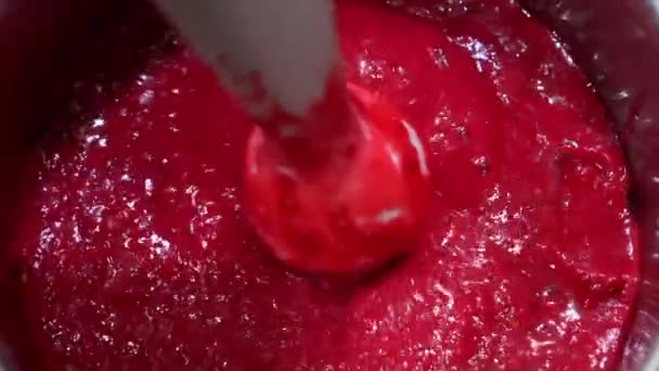 Tăierea Fructelor Proaspete Blender Efectuarea Suc Proaspăt Stors Sau Gem — Videoclip de stoc