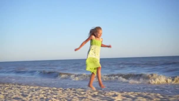 Uma Menina Vestido Verão Corre Descalça Longo Costa Oceano Direção — Vídeo de Stock