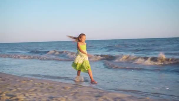 日の出を見るために海岸沿いを裸足で走る陽気な少女 海や海での休日 喜びと喜びの感情 — ストック動画