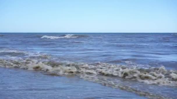 Ondas Espumosas Rodan Sobre Orilla Arenosa Viento Tormenta Paisaje Marino — Vídeo de stock