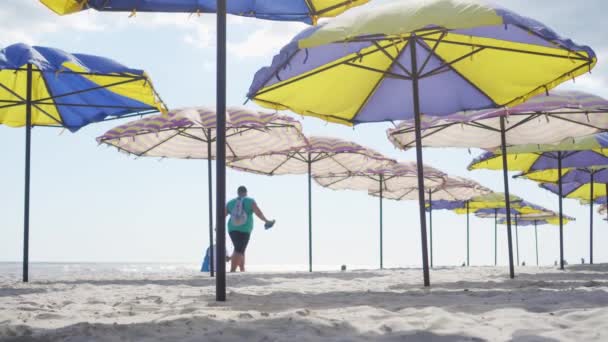 Strandparasols Aan Verlaten Kust Mensen Gaan Langzaam Naar Huis Einde — Stockvideo