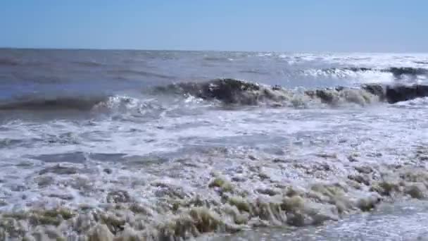 明亮的太阳光反射在汹涌的海面上 亮光照射下的波浪滚到岸上 暴风刮来 — 图库视频影像