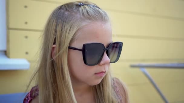 Schöne Gebräunte Mädchen Großen Gläsern Von Der Sonne Haare Entwickeln — Stockvideo