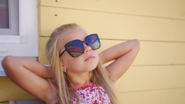 Glad Avslappnad Ung Flicka Glasögon Från Solen Slappnar Och Njuter — Stockvideo