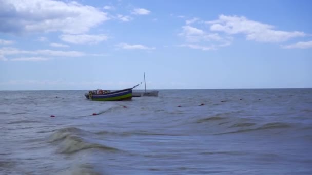 荒天時には漁船が海岸沖に停泊する 波は次々に転がる 湾内の嵐からの待機と避難 — ストック動画