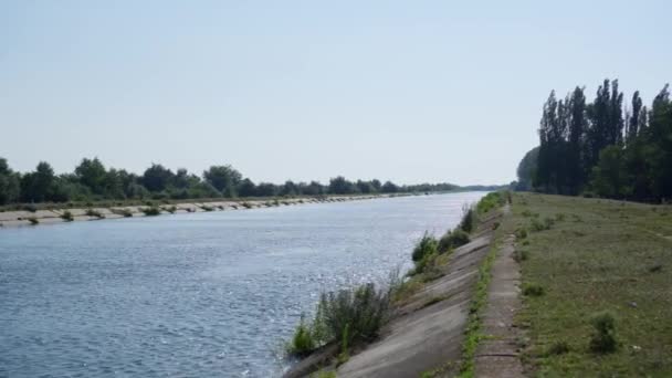 Canal artificiel transportant de l'eau douce. Livraison de ressources en eau aux exploitations agricoles. Stockage d'eau pour les plantes d'arrosage.