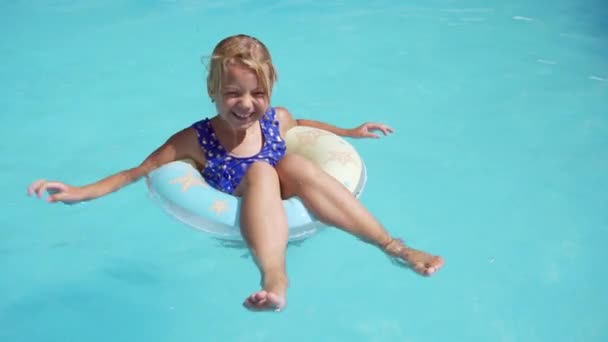 Jovencita Alegre Descansando Mar Océano Feliz Infancia Salpicar Piscina Nadar — Vídeos de Stock