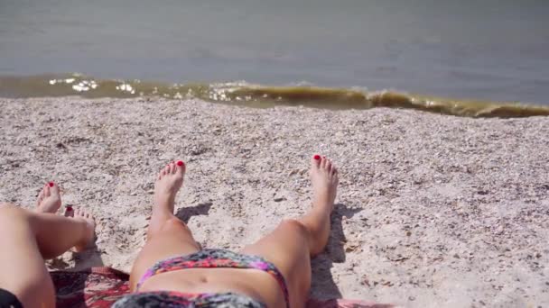Una Chica Bikini Con Una Figura Delgada Encuentra Una Playa — Vídeos de Stock