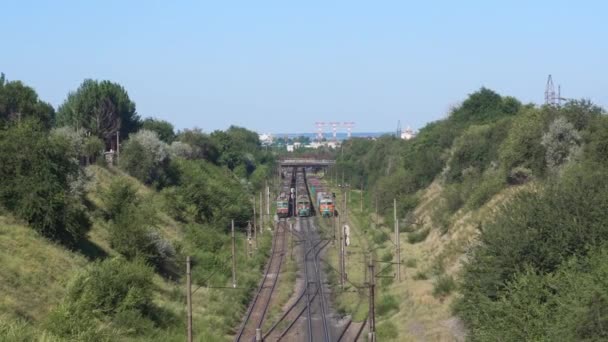 Locomotive Con Vagoni Merci Stanno Binario Scorta Attesa Segnale Muoversi — Video Stock