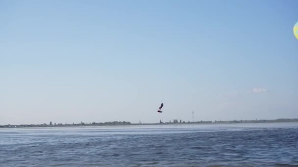 Een Atleet Windsurfen Azuurblauwe Baai Een Gedurfde Sport Het Water — Stockvideo