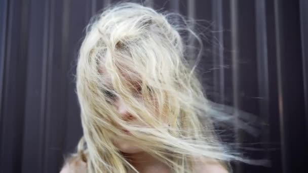 風に揺れる絡みつく髪の少女 子供の頭 — ストック動画