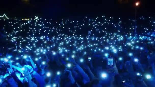 Une Multitude Spectateurs Méconnaissables Dans Salle Concert Illuminent Les Lampes — Video