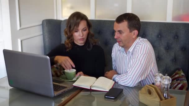 Дві Людини Чоловік Жінка Обговорюють Бізнес План Разом Вони Сидять — стокове відео