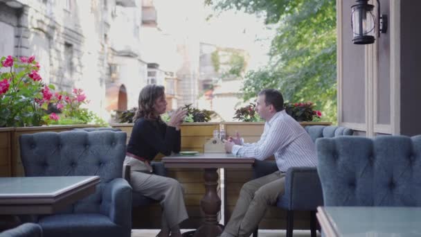 Uma Conversa Entre Tipo Uma Rapariga Numa Mesa Num Café — Vídeo de Stock