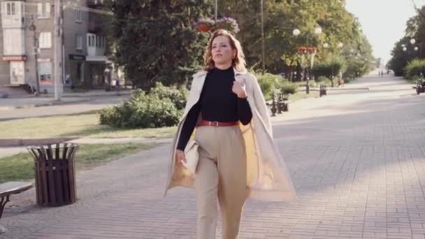 Стильна Молода Жінка Гуляє Міській Вулиці Яскравий Сонячний День Модний — стокове відео