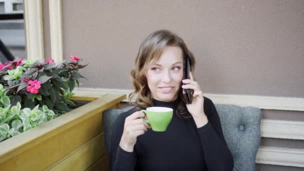 Menina Senta Uma Mesa Segura Uma Xícara Chá Café Fala — Vídeo de Stock