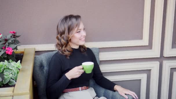 Uma Menina Senta Uma Mesa Segura Uma Xícara Chá Café — Vídeo de Stock