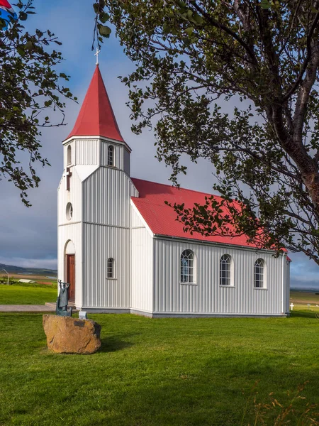 Kuzeybatı Zlanda Daki Glaumbaer Kilisesi Çim Kaplı Kilise Bahçesi Kırmızı - Stok İmaj