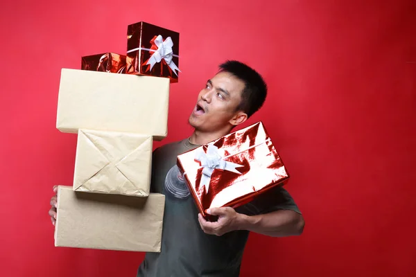 Asiático Homem Segurando Presente Fundo Vermelho Yogyakarta Indonesia Dezembro 2019 — Fotografia de Stock