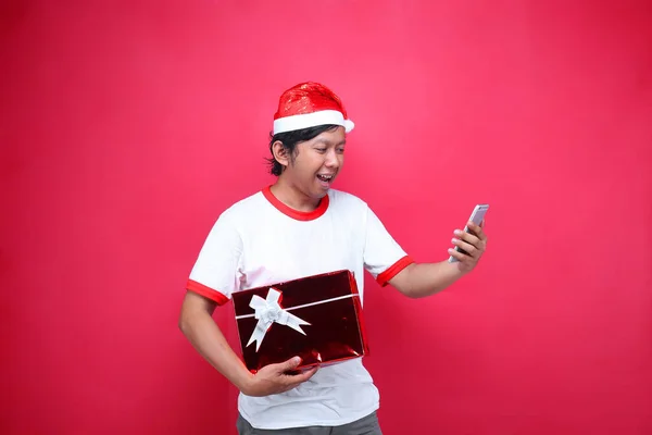 Teman Teman Natal Asia Memegang Hadiah Dan Smartphone Dengan Latar — Stok Foto