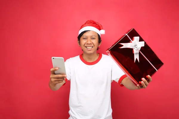 Aziatische Man Glimlachen Holding Gift Smartphone Kerstdag — Stockfoto
