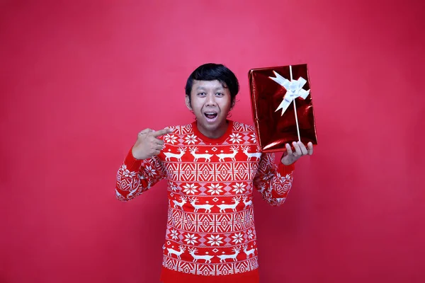 Chinees Geven Geschenk Geïsoleerd Rode Achtergrond Filipijnse Man Met Kerstcadeaus — Stockfoto