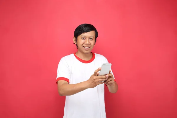 Pengusaha Indonesia Tersenyum Dengan Telepon Terisolasi Latar Belakang Merah — Stok Foto