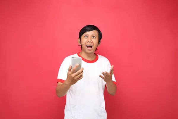 Indonesier Mann Isoliert Smart Suchen Raum Mit Telefon Isoliert Auf — Stockfoto