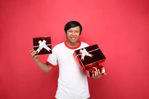 Pria Memberikan Hadiah Tersenyum Orang Asia Memegang Kotak Terisolasi Latar — Stok Foto