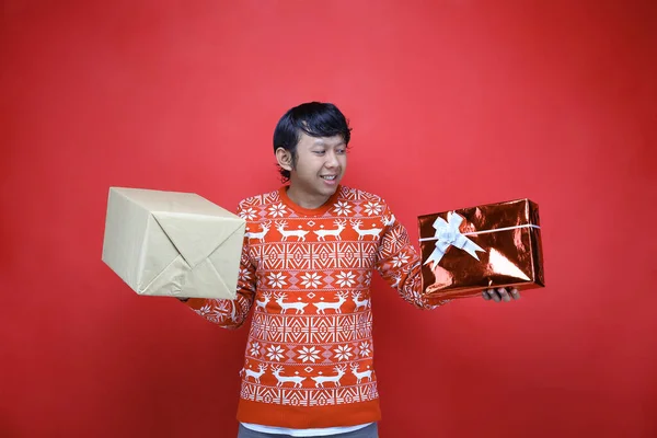 Pria Menerima Hadiah Natal Pria Asia Memegang Kotak Hadiah Dengan — Stok Foto