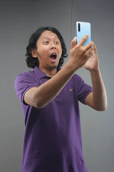 Orang Normal Baru Yang Terkejut Smartphone Dengan Kemeja Polo Ungu — Stok Foto