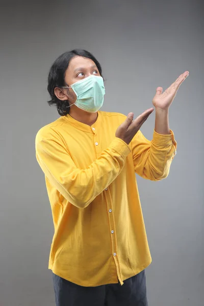 Novo Normal Asiático Homem Feliz Usando Máscara Facial Para Covid — Fotografia de Stock