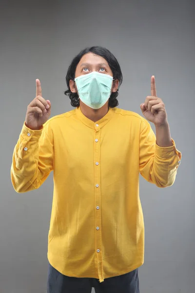 Pria Asia Normal Baru Bahagia Menggunakan Masker Wajah Untuk Covid — Stok Foto