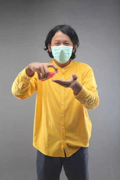 Orang Asia Normal Baru Menggunakan Antiseptik Tangan Dengan Masker Wajah — Stok Foto