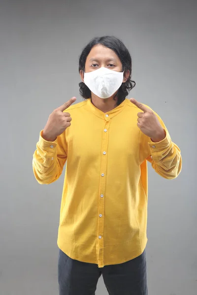 Pria Asia Normal Baru Bahagia Menggunakan Masker Wajah Untuk Covid — Stok Foto