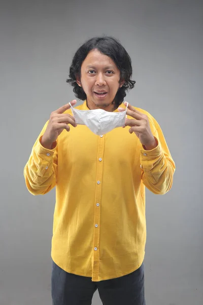 Nieuwe Normale Aziatische Man Gelukkig Met Behulp Van Gezichtsmasker Voor — Stockfoto