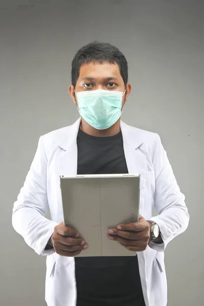 Normal Malaysisk Man Läkare Covid Med Ansiktsmask Innehav Tabletter Dator — Stockfoto