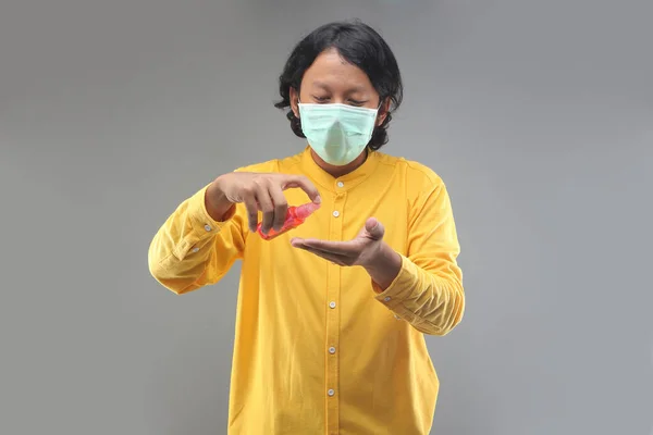 Indonesia Homme Utilisant Désinfectant Pour Les Mains Avec Masque Facial — Photo