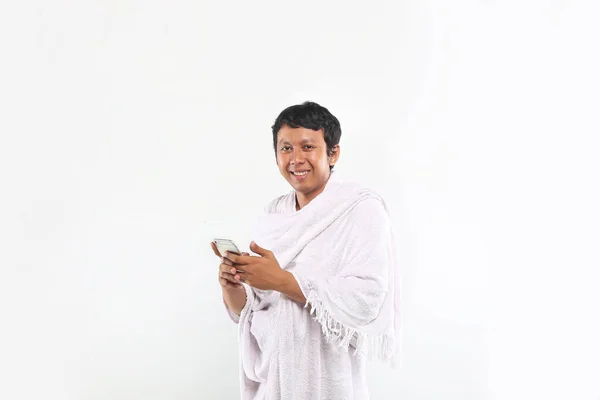 Haji Umrah Perjalanan Manusia Asia Menggunakan Smartphone — Stok Foto