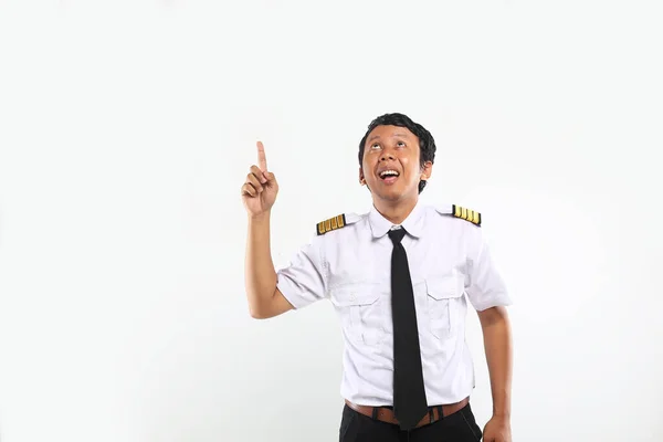 Yakışıklı Genç Pilot Boş Alan Göstererek Yukarı Bakıyor — Stok fotoğraf