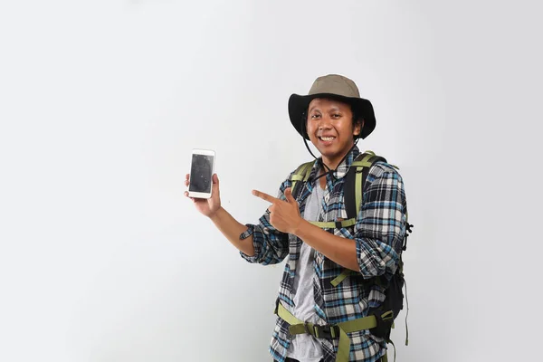 Senderismo Asiático Hombre Usando Smartphone —  Fotos de Stock