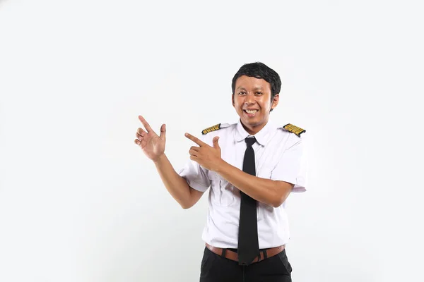 Piloot Knappe Aziatische Man Tonen Lege Ruimte — Stockfoto