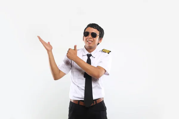 Pilot Weiß Hintergrund Asiatisch Mann Vorführung Blank Space — Stockfoto